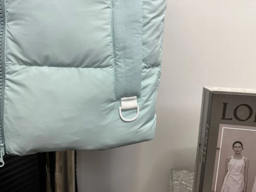 P490 【CANADA GOOSE】PASTELS white label series down vest. The white label series is a capsule limited series and the most popular PASTELS series this year. The chest labels are all white badges with pure silicone texture. The pattern has a strong contrast between concave and convex. The topographic map of Canada on the badge is lifelike. The plastic material used for currency logos on the market is very hard to the touch! Our original independent order accessories are all one-to-one customized original accessories. The imported YKK zippers have correct teeth, while the teeth of the fake zippers are very thick. The zipper webbing logo is printed with 3M fluorescent printing, and the original custom-made washable label. The placket webbing and wiring details are all restored to the original ones. Size: XS S M L XL XXL